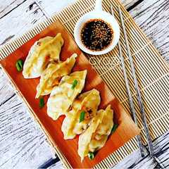 A picture of Gyoza.