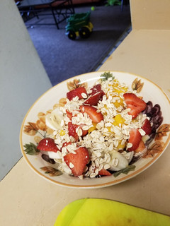 Una foto de Cocktel de frutas con avena y miel