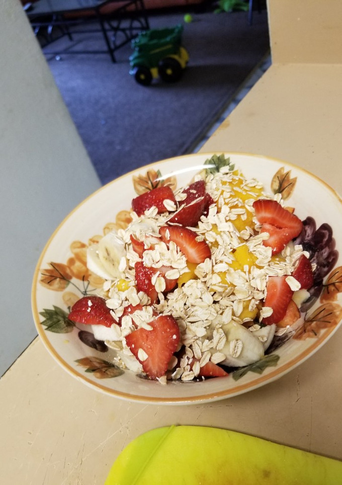 Una foto de Cocktel de frutas con avena y miel