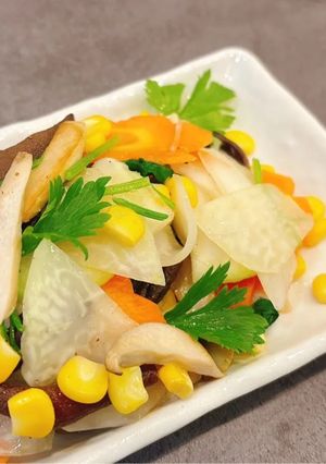 Hình của món Su hào xào nấm đùi gà và bắp.