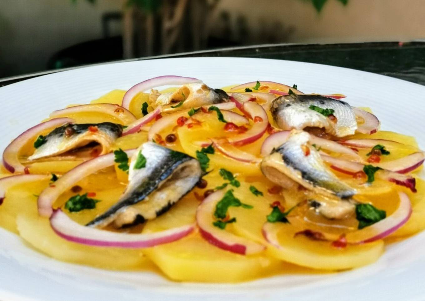 Carpaccio de patata en ensalada con sardinas marinadas