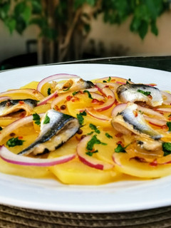 Una foto de Carpaccio de patata en ensalada con sardinas marinadas