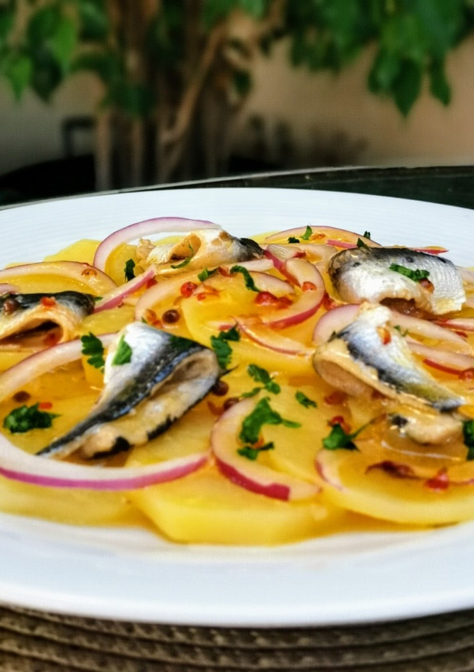 Una foto de Carpaccio de patata en ensalada con sardinas marinadas