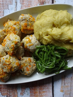 Foto de Almôndegas de peru com puré de batata doce e legumes salteados
