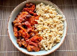 Foto di Ceci neri all’arrabbiata con riso integrale cotto al vapore