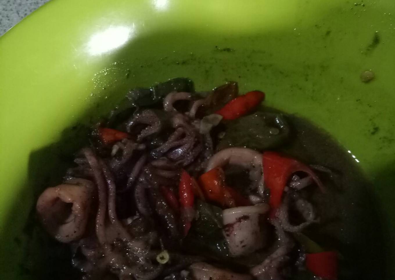 Cumi goreng dengan cat hitam