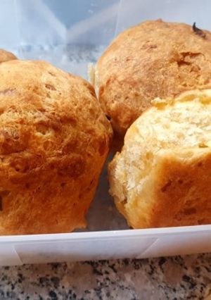 A picture of Cheese and jalapeño buns.