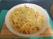 Una foto de pasta penne carbonara