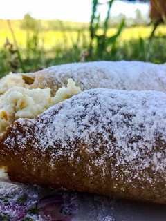 Una foto de Cannoli de crema y chantilly