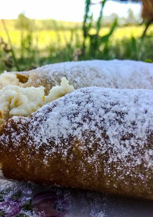Una foto de Cannoli de crema y chantilly