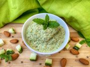 Una foto di pesto di zucchine e menta