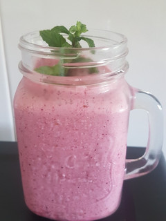 Foto principal de Smoothie de leche de coco, mango y frutos rojos