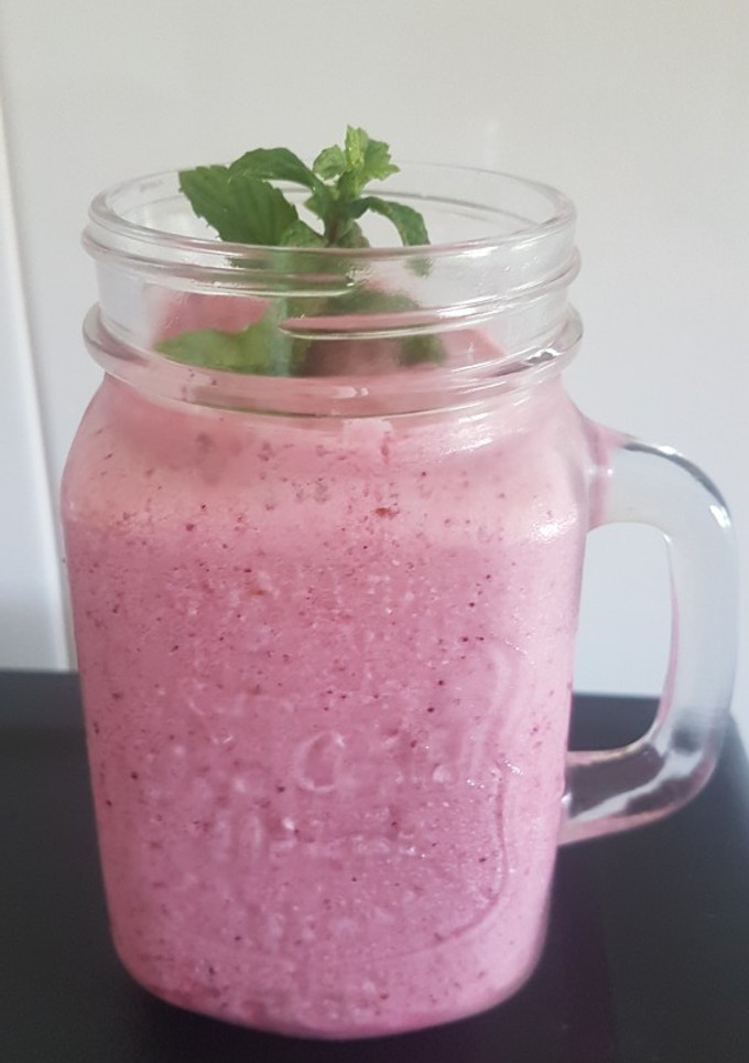 Una foto de Smoothie de leche de coco, mango y frutos rojos