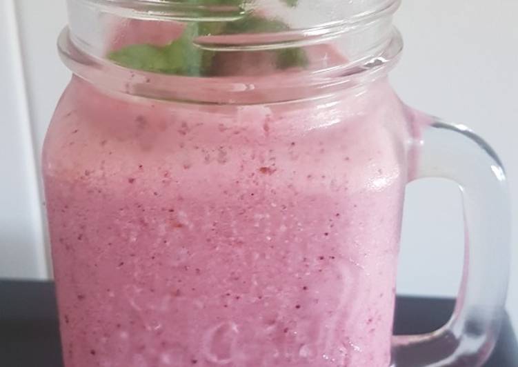 Smoothie de leche de coco, mango y frutos rojos