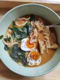Sopa udon con gyozas y huevo