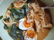 Una foto de udon sopa