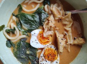 Una foto de Sopa udon con gyozas y huevo