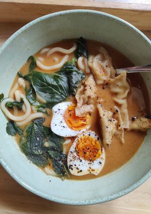 Foto principal de Sopa udon con gyozas y huevo