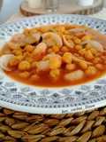 Garbanzos con gambas y almejas