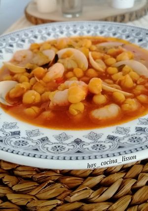 Una foto de Garbanzos con gambas y almejas