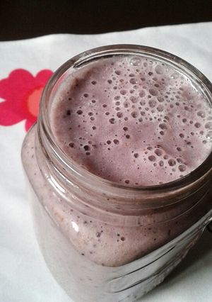 Una foto de Licuado de bananas, arándanos y almendras