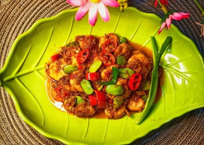 Bagaimana Menyiapkan Udang Sambel Pete Daun Jeruk, Enak Banget