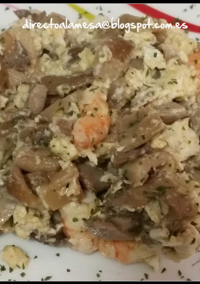 Una foto de Revuelto de langostinos y setas
