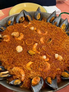 Una foto de Paella de vieiras y gambas
