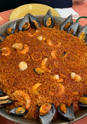 Una foto de Paella de vieiras y gambas