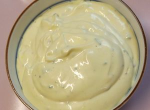 Una foto de Salsa de yogurt y mostaza de bayas