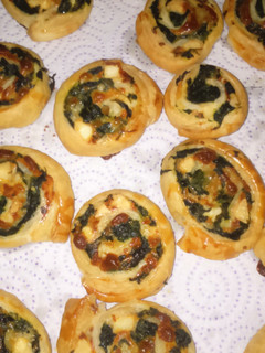 Una foto de Rollitos de hojaldre de espinacas y queso cabra