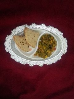 फ्रेंच बींस आलू की सूखी सब्ज़ी (french beans aloo ki sukhi sabzi recipe in Hindi) रेसिपी मुख्य फोटो