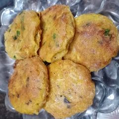 A picture of Chicken 🐔 shami kabab.