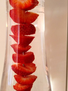 Una foto de 7.🍓Agua de fresas🥛
