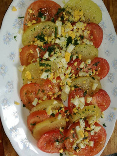 Una foto de Ensalada de patatas, tomate monterrosa y huevo duro