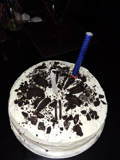 Una foto de Torta de cumpleaños 🎂 con relleno de oreo, dulce de leche y cobertura Chantilly
