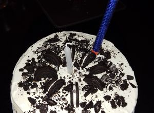 Una foto de Torta de cumpleaños 🎂 con relleno de oreo, dulce de leche y cobertura Chantilly