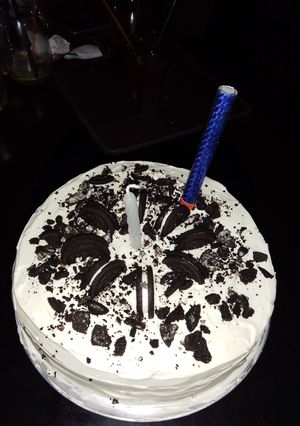 Una foto de Torta de cumpleaños 🎂 con relleno de oreo, dulce de leche y cobertura Chantilly