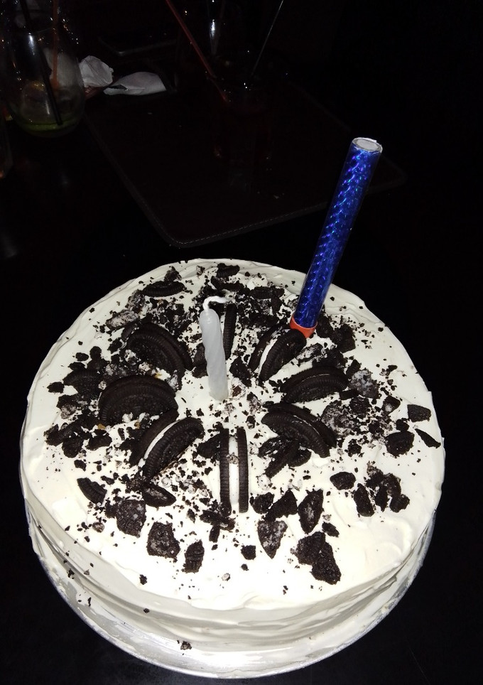 Una foto de Torta de cumpleaños 🎂 con relleno de oreo, dulce de leche y cobertura Chantilly
