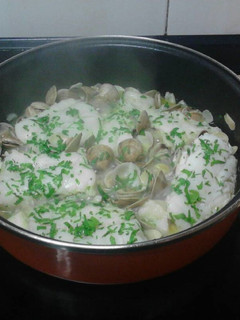 Una foto de Bacalao con almejas a mi manera