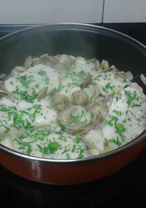 Una foto de Bacalao con almejas a mi manera