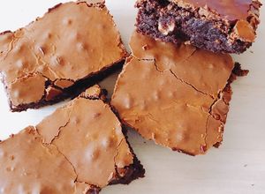 รูปของ Dark Chocolate Walnut Brownie:บราวนี่วอลนัท
