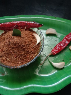 பூண்டு கருப்பு உளுந்து மிளகாய் பொடி (Poondu karuppu ulunthu milakaai podi recipe in tamil) செய்முறை முக்கிய புகைப்படம்