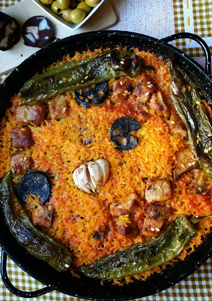 Una foto de Arroz con pimientos y morcilla al horno