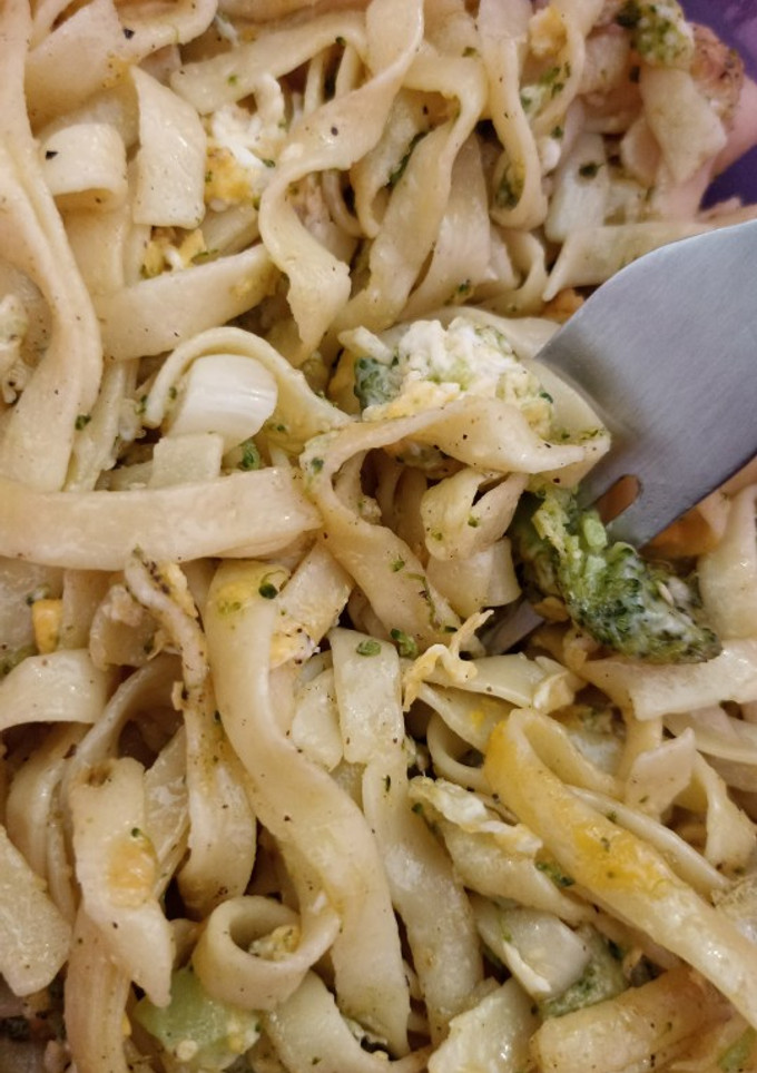 Una foto de Tallarines con brócoli