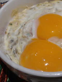 Una foto de Huevos en cocotte con champiñones y jamón