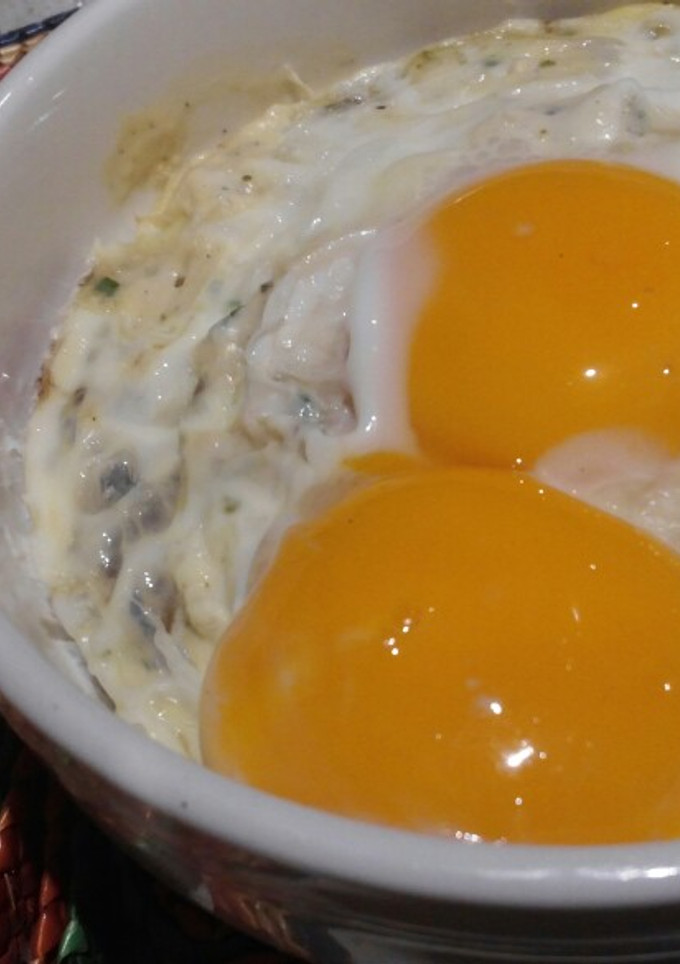 Una foto de Huevos en cocotte con champiñones y jamón