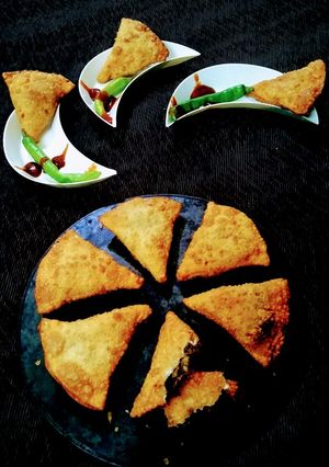 પંજાબી સમોસા(Punjabi Samosa Recipe in Gujarati) રેસીપી મુખ્ય ફોટો