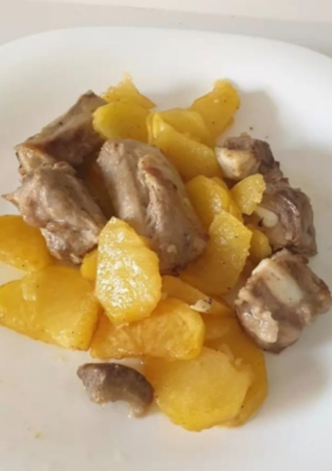 Una foto de Costillejas con patatas al ajo cabañil