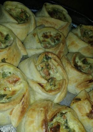 Una foto de Canastitas de espinaca con tomate y 3 quesos!